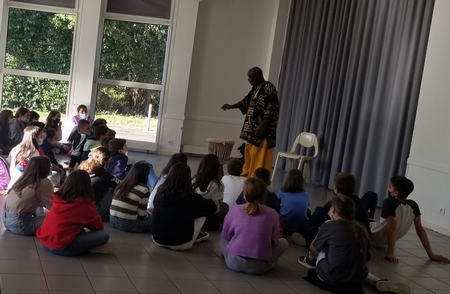 Georges, metteur en scène, comédien et conteur, a présenté les contes africains aux jeunes collégiens.