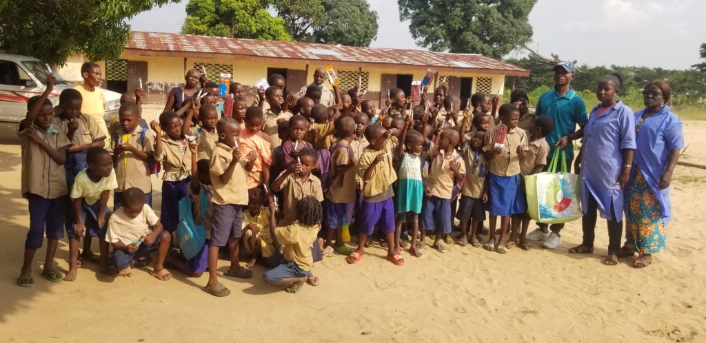 Les enfants de l'école Makouala retournent sur les bancs de l'école. Grâce à l'opération bol de pâtes de l'école Saint Nicolas de la Ferrière, ils reçoivent un soutien financier.